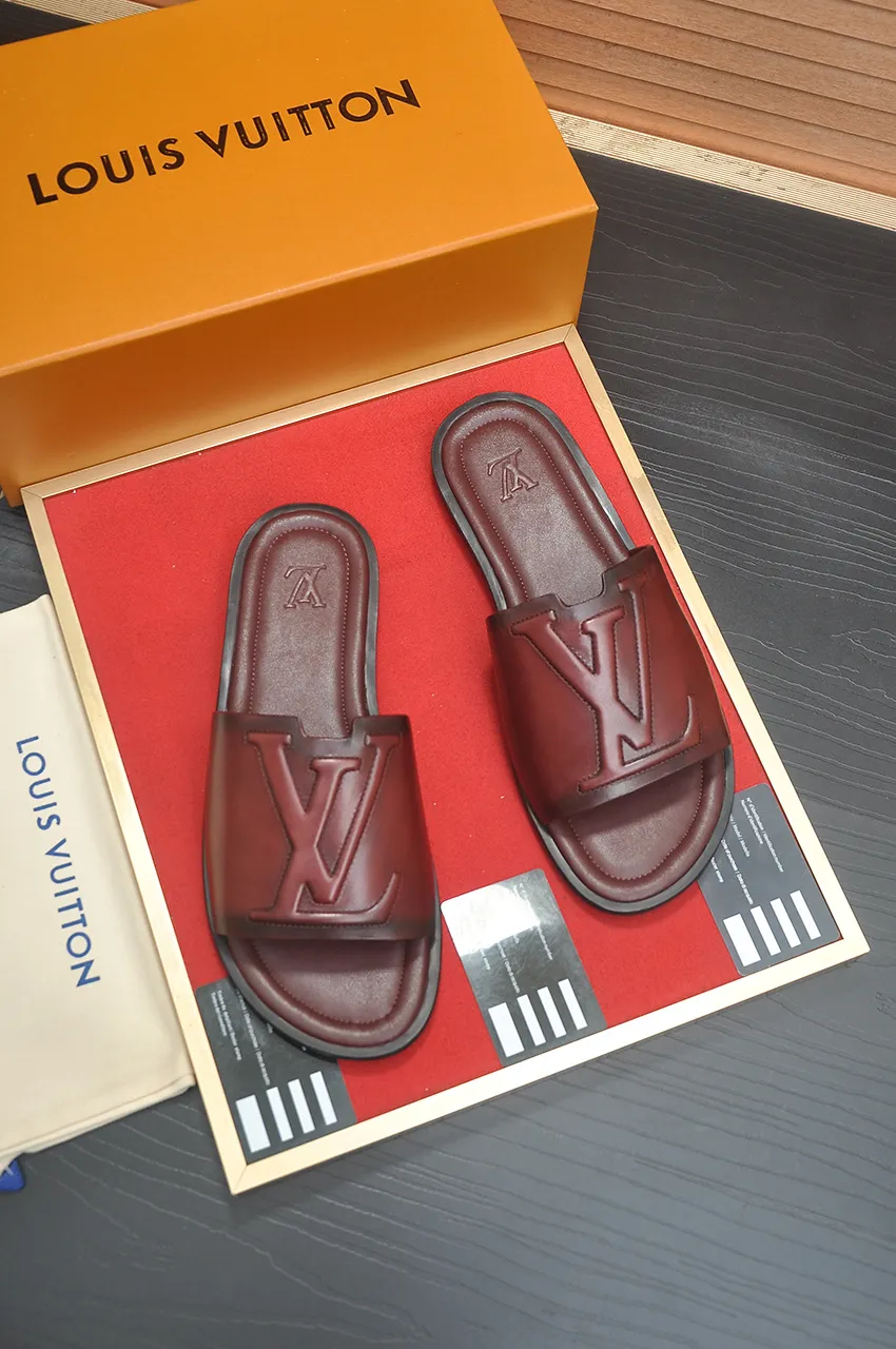 Men's shoes 💰360💶 [Louis Vuitton LV slippers] (high-end cowhide) counter 1:1 fashion style, a must-have for summer! The designer used LV’s iconic outsole. The original simple slippers instantly become fashionable! The upper is made of flexible special cowhide leather straps alternately, and the workmanship is exquisite! A must-have for stylish men in summer, size 38-46 (45 46 customized)